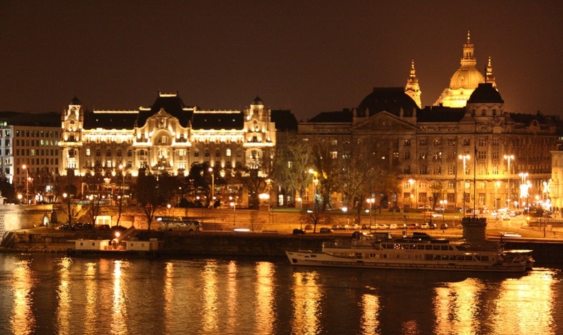 Τα λαμπερά φώτα της γιορτινής Βουδαπέστης δίνουν μία μαγική ατμόσφαιρα στην πόλη και στα νερά του Δούναβη