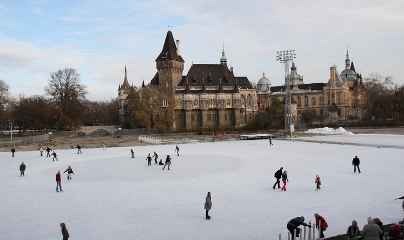 Οι παγοδρομίες είναι μία ακόμη όμορφη εικόνα στην καθημερινότητα της χειμωνιάτικης Βουδαπέστης