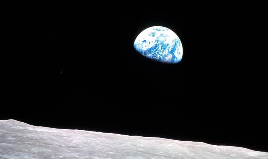 Οι πρώτες φωτογραφίες της Γης από ψηλά τραβήχτηκαν σε αυτές τις διαστημικές αποστολές και η πιο διάσημη από αυτές, με τίτλο Earthrise, δείχνει τη γαλάζια όψη του πλανήτη και λέγεται ότι προκάλεσε με την εμφάνισή της την έναρξη του περιβαλλοντικού κινήματος
