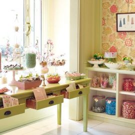 Το Miette Confiserie στο Σαν Φρανσίσκο με τις φλοράλ ταπετσαρίες και τη ρομαντική ατμόσφαιρα ξεχειλίζει από καραμέλες και ζαχαρωτά κάθε είδους και ταξιδεύουν στη γλύκα τους μικρούς και μεγάλους