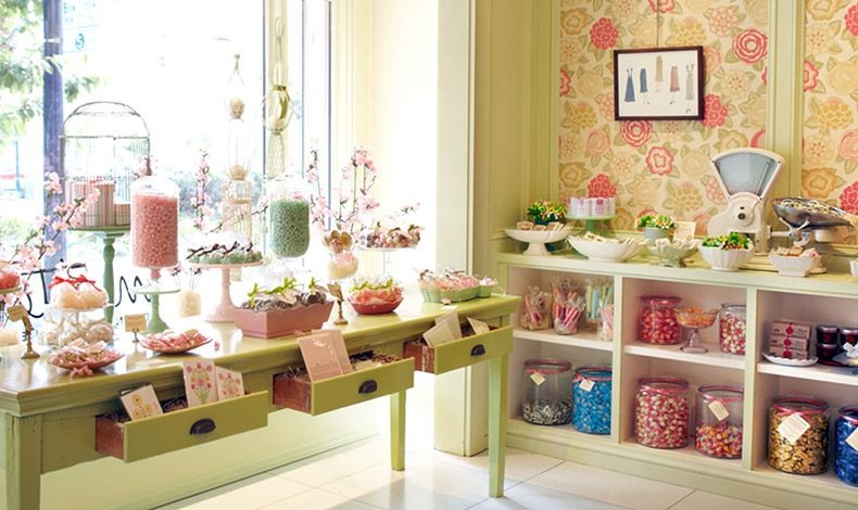 Το Miette Confiserie στο Σαν Φρανσίσκο με τις φλοράλ ταπετσαρίες και τη ρομαντική ατμόσφαιρα ξεχειλίζει από καραμέλες και ζαχαρωτά κάθε είδους και ταξιδεύουν στη γλύκα τους μικρούς και μεγάλους