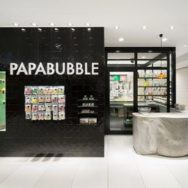 Το Pappabubble στη Γιοκοχάμα της Ιαπωνίας θυμίζει εργαστήριο ενός τρελού επιστήμονα και hip γκαλερί μαζί! Μπετόν, γυαλί και μαύρα πλακάκια? και απίθανες χειροποίητες καραμέλες