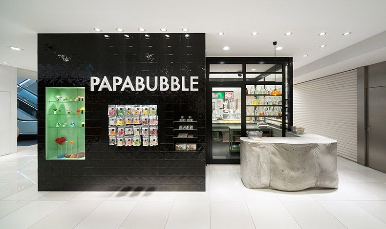 Το Pappabubble στη Γιοκοχάμα της Ιαπωνίας θυμίζει εργαστήριο ενός τρελού επιστήμονα και hip γκαλερί μαζί! Μπετόν, γυαλί και μαύρα πλακάκια? και απίθανες χειροποίητες καραμέλες