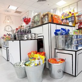 Το Candy Room στη Μελβούρνη με τα ασπρόμαυρα γραφίστικα σχέδια που θυμίζουν παιδικές ζωγραφιές ζωντανεύουν χάρη στα πολύχρωμα ζαχαρωτά του