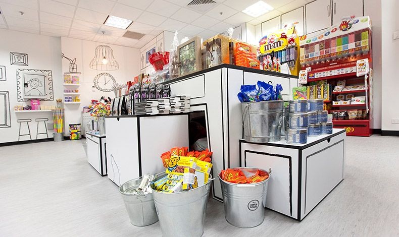 Το Candy Room στη Μελβούρνη με τα ασπρόμαυρα γραφίστικα σχέδια που θυμίζουν παιδικές ζωγραφιές ζωντανεύουν χάρη στα πολύχρωμα ζαχαρωτά του