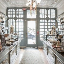 Στο χαριτωμένο Shane Confectionery στη Φιλαδέλφεια των ΗΠΑ, η ιστορία ξεκινά το 1863 και είναι το πιο παλιό του είδους του στην Αμερική. Όλα τα ζαχαρωτά φτιάχνονται μπροστά σας και περιλαμβάνουν τόσο παλιές και αγαπημένες γεύσεις όσο και νέες