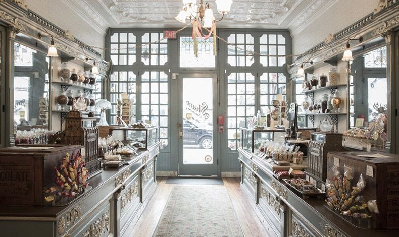 Στο χαριτωμένο Shane Confectionery στη Φιλαδέλφεια των ΗΠΑ, η ιστορία ξεκινά το 1863 και είναι το πιο παλιό του είδους του στην Αμερική. Όλα τα ζαχαρωτά φτιάχνονται μπροστά σας και περιλαμβάνουν τόσο παλιές και αγαπημένες γεύσεις όσο και νέες