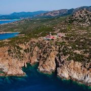 Ο φάρος Κάπο Σπαρτιβέντο είναι ένας ζεστός και φιλικός ξενώνας στις ακτές της Σαρδηνίας, όπου οι επισκέπτες μπορούν να απολαύσουν την ασύγκριτη θέα της Τυρηννικής θάλασσας