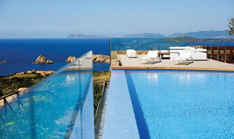 Με θέα το γαλάζιο της Μεσογείου? Μία απολαυστική ημέρα δίπλα στην πισίνα αναπνέοντας την αύρα της θάλασσας