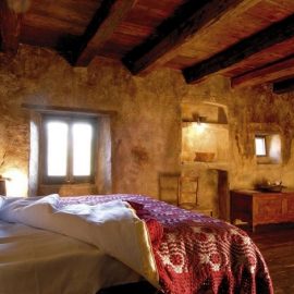 Ένα από τα δωμάτια του ξενοδοχείου «Sextantio Le Grotte della Civita»