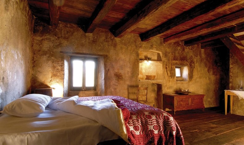 Ένα από τα δωμάτια του ξενοδοχείου «Sextantio Le Grotte della Civita»