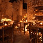 Απολαμβάνοντας το δείπνο υπό το φως δεκάδων αναμμένων κεριών και τους ήχους κλασικής μουσικής, στον ιερό χώρο της λαξευμένης εκκλησίας σπηλαίου του 13ου αιώνα!