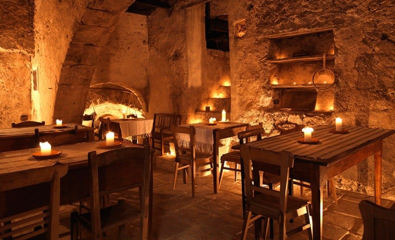 Απολαμβάνοντας το δείπνο υπό το φως δεκάδων αναμμένων κεριών και τους ήχους κλασικής μουσικής, στον ιερό χώρο της λαξευμένης εκκλησίας σπηλαίου του 13ου αιώνα!