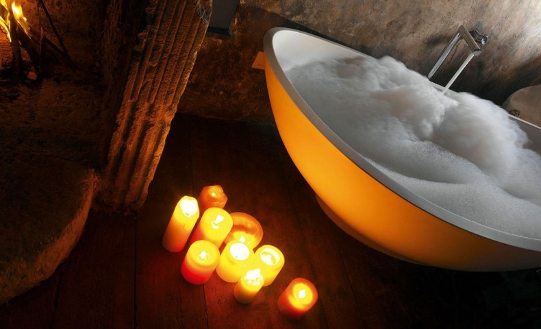 Zεστό μπάνιο με τα φυσικά σαπούνια ή μασάζ σε μία από τις συναρπαστικές σπηλιές του «Sextantio Le Grotte della Civita», όπου λειτουργεί το spa