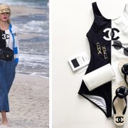 Από την επίδειξη μόδας του οίκου Chanel στο Grand Palais στο Παρίσι, όπου το υπέρκομψο ολόσωμο μαγιό παρουσιάστηκε συνδυασμένο με τζιν παντελόνα και πλεκτή ζακέτα // Όλα τα απαραίτητα για την πλαζ από τον οίκο Chanel