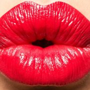 5 εύκολες οδηγίες για να κάνετε οποιοδήποτε κραγιόν έτοιμο… για φιλί!