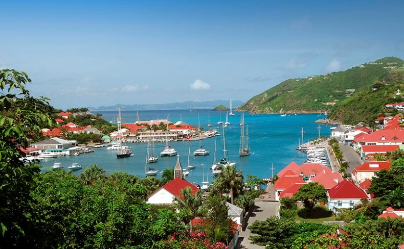 To μικροσκοπικό St. Barths, τόπος ηρεμίας και χαλαρότητας, με υπέροχες λευκές παραλίες είναι ένα από τα νησιά που λατρεύουν οι πλούσιοι και διάσημοι