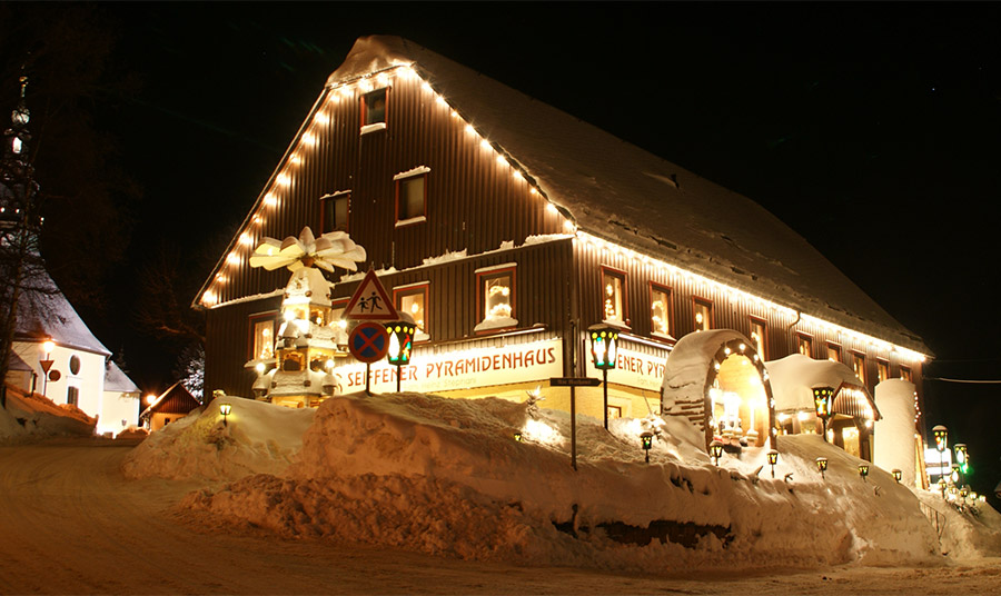 Το «Pyramidenhaus» στολισμένο για τα Χριστούγεννα PHOTO www.seiffen.de