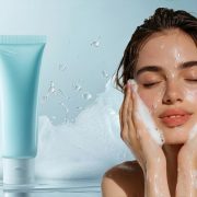 Πώς να χρησιμοποιείτε σωστά το καθαριστικό – από μια ειδικό στην επιστήμη του δέρματος