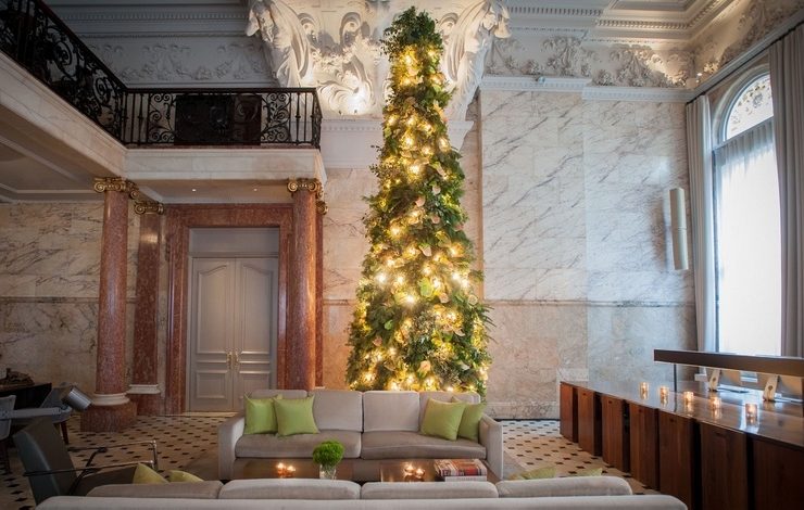 Ένα μαγευτικό χριστουγεννιάτικο δέντρο δια χειρός του διάσημου ανθοπώλη Mark Colle στολίζει το πολυτελές ξενοδοχείο The London EDITION
