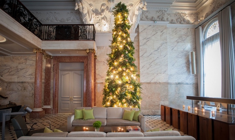 Ένα μαγευτικό χριστουγεννιάτικο δέντρο δια χειρός του διάσημου ανθοπώλη Mark Colle στολίζει το πολυτελές ξενοδοχείο The London EDITION
