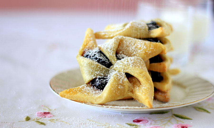 Τα Joulutorttu (χριστουγεννιάτικα ταρτάκια στα φινλανδικά), είναι τα πιο δημοφιλή γλυκά κατά την περίοδο των Χριστουγέννων. Αυτές οι τάρτες που έχουν το σχήμα των μύλων ή των αστεριών γεμίζονται παραδοσιακά με μαρμελάδα δαμάσκηνου και πασπαλίζονται με ζάχαρη άχνη. Από τη Χώρα του Άγιου Βασίλη με γλυκές ευχές! Το πιο δημοφιλές σχήμα για τα Joulutorttu είναι το σχέδιο που μοιάζει με μύλος ή αστέρι, όπως το δει κανείς! Συνήθως γεμίζονται με τη μαρμελάδα διπλώνοντας τις γωνίες. Αλλά, φτιάχνονται και με τη μαρμελάδα και πάνω από τις διπλωμένες γωνίες. Οπότε, σε αυτή την περίπτωση, πρώτα διπλώνετε και στο τέλος βάζετε στο κέντρο του «μύλου» μισό κουταλάκι από τη μαρμελάδα. Αν θέλετε τη ζύμη πιο τραγανή, θα πρέπει πριν τα ψήσετε να τα περάσετε με πινέλο με ένα χτυπημένο αβγό. Επίσης, αν δεν τα καταναλώσετε αμέσως, μπορείτε να τα καταψύξετε. Θα τα πασπαλίσετε με τη ζάχαρη άχνη, πριν τα σερβίρετε. 