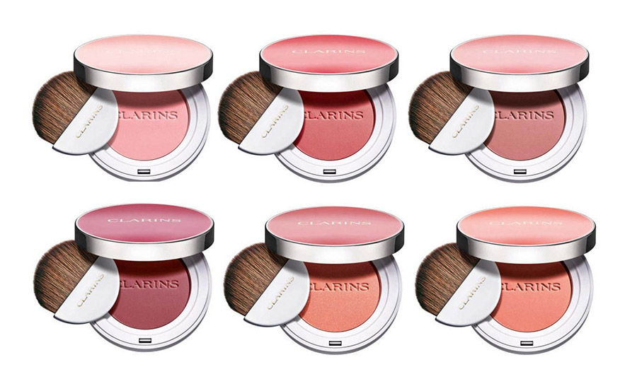 Με ένα πέρασμα με το ρουζ της Clarins η υφή της επιδερμίδας φαίνεται πιο ομοιόμορφη και με φυσικό αποτέλεσμα, ενώ θα βρείτε την ιδανική για εσάς μεταξύ των επτά αποχρώσεών της