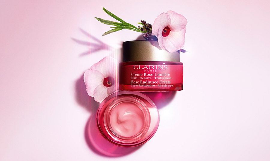 Η κρέμα Rose Radiance Cream Super Restorative κάνει το δέρμα λείο, πλούσια ενυδατωμένο, περιορίζοντας τις ρυτίδες. Το υπέροχο ροζ χρώμα της και το λουλουδάτο άρωμά της μας φτιάχνει καθημερινά τη διάθεση!