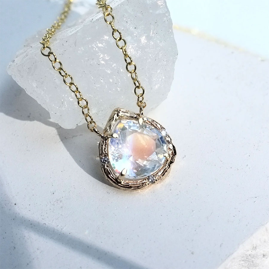 H σεληνόλιθος έχει επιστρέψει αθόρυβα στο προσκήνιο PHOTO elisabethbelljewelry.com