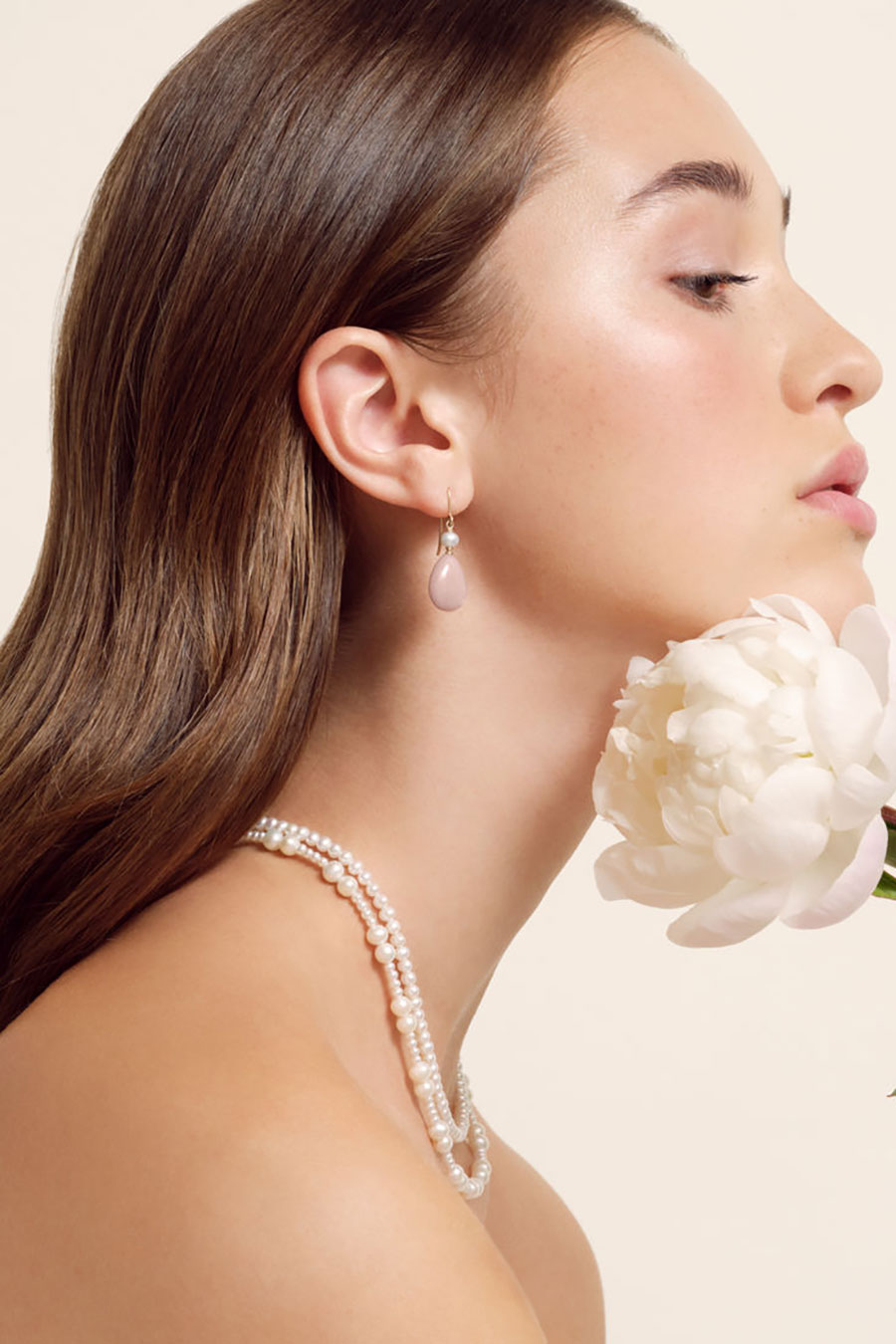 Σεληνόλιθος για τα κομψά σκουλαρίκια PHOTO JULIE SANDLAU