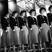 Η Coco Chanel στο ατελιέ της το 1954, επιβλέποντας την επανίδρυση του οίκου