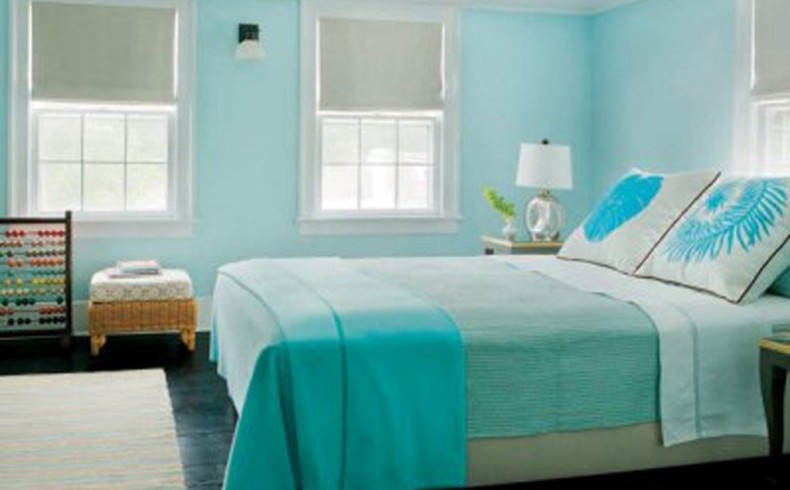 Γαλάζιο και λευκό για δροσερή και όμορφή ατμόσφαιρα στην κρεβατοκάμαρα