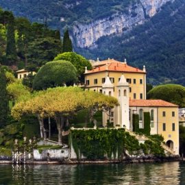 Στη μεσαιωνική κωμόπολη Varenna θα θαυμάσετε δύο από τις ωραιότερες βίλες της περιοχής