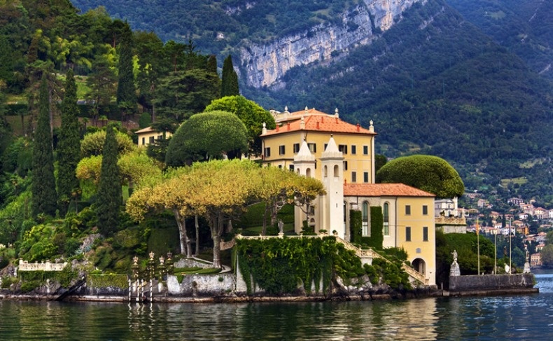 Στη μεσαιωνική κωμόπολη Varenna θα θαυμάσετε δύο από τις ωραιότερες βίλες της περιοχής
