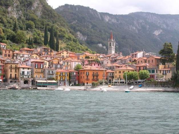 Στη μεσαιωνική κωμόπολη Varenna θα θαυμάσετε δύο από τις ωραιότερες βίλες της περιοχής