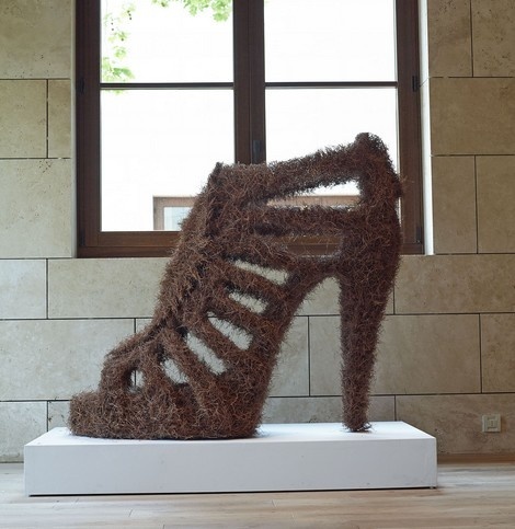 Fetish, 2010, ένα μοναδικό έργο τέχνης από πευκοβελόνες της Ελληνίδας Mάρθας Δημητροπούλου