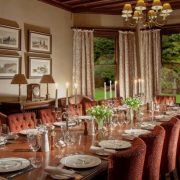 Το εστιατόριο φέρει τη γαστριμαργική επιμέλεια του Albert Roux, διάσημου από το βραβευμένο με 3 αστέρια Michelin, Le Gavroche