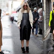 Φορέστε ένα μακρύ δερμάτινο φόρεμα με φλατ παπούτσια και το ζιβάγκο σας. Σε καμηλό χρώμα μάλιστα κάνει τη διαφορά // Ένα υπερμέγεθες κρεμ-λευκό πλεκτό πουλόβερ εξαιρετικά φορεμένο με μαύρο δερμάτινο φόρεμα // Αμάνικο σε συνδυασμό με ένα φλούο πουλοβεράκι και στρατιωτικά μποτίνια