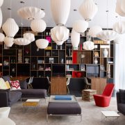Το lobby του CitizenM είναι χωρισμένο σε μικρότερα, σύχρονα καθιστικά επενδυμένα με μοντέρνα κομμάτια, όπως τα εντυπωσιακά ολόλευκα φωτιστικά του George Nelson