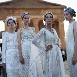 Οι λαμπερές λευκές τουαλέτες που θυμίζουν αρχαιοελληνικούς χιτώνες και στο κέντρο η πάλαι ποτέ μούσα των Dolce&Gabbana, η Marpessa Hennink, τώρα διευθύντρια της Alta Moda