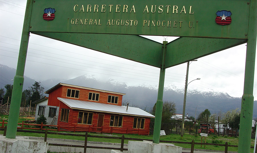 Ξεχασμένη πινακίδα με το ανεπίσημο όνομα του δικτάτορα της Χιλής Augusto Pinocet για την Carretera_Austral PHOTO WIKIPEDIA