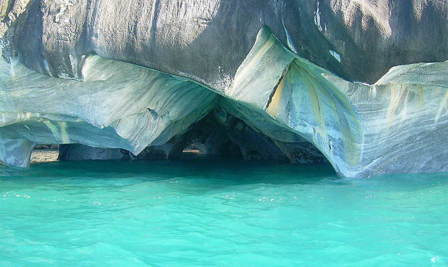 Τα Μαρμάρινα Σπήλαια σχηματίστηκαν πριν από 10.000 έως 15.000 χρόνια, καθώς το νερό της λίμνης διέλυε αργά τα ορυκτά στα πετρώματα PHOTO www.gochile.cl