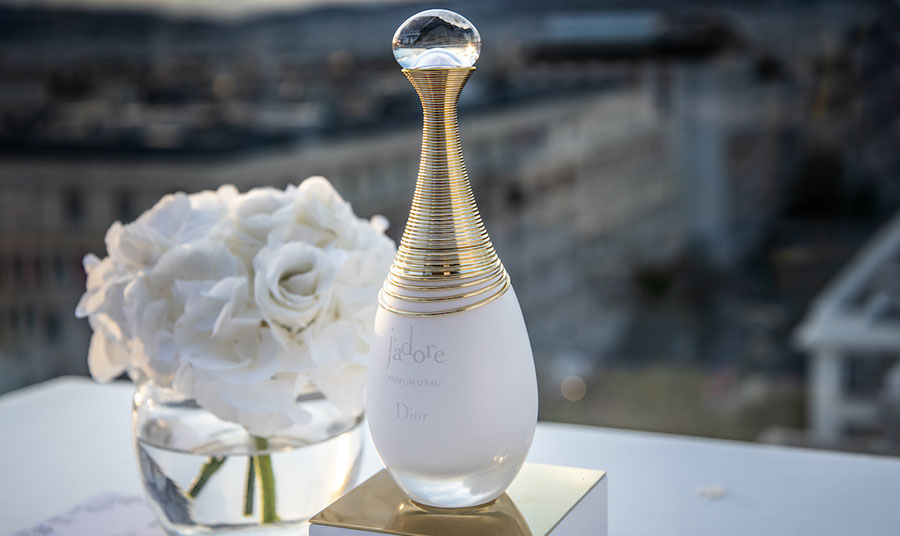 Το J’adore Parfum d’eau αποτυπώνει με ακρίβεια το εμβληματικό λουλουδάτο μπουκέτο του J’adore: νότες γιασεμιού Sambac, νερολί και μανόλιας, κλεισμένο σε ένα ματ ιριδίζον λευκό μπουκάλι με χρυσούς κρίκους στον λαιμό του