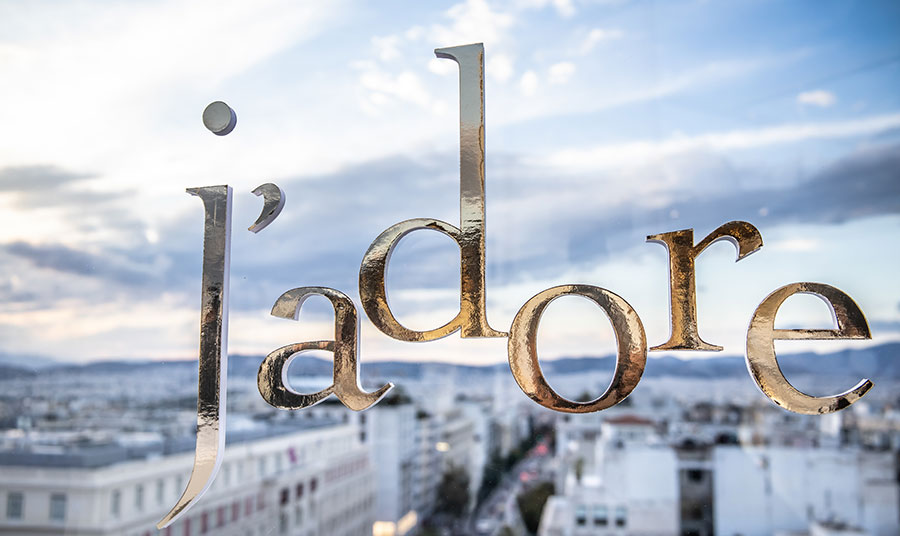 Η νέα εκδοχή «J’adore Parfum d’Eau» είναι γεμάτη λουλούδια και νερό! Αυτό είναι το μυστικό της αρωματικής έκπληξης που επεφύλασσε ο Οίκος και μας κάνει να αναφωνήσουμε «J’ adore»!