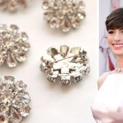 Εμφάνιση Όσκαρ DIY: Το κολιέ με καρφίτσες της Anne Hathaway