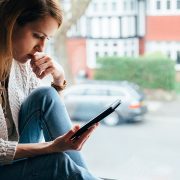 Εθισμένοι στις κακές ειδήσεις; Πώς επηρεάζεται η υγεία μας;