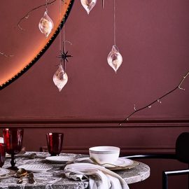 Επειδή και το σπίτι μας θέλει? τα δώρα του! Το Zara Home έχει θαυμάσιες προτάσεις για τις γιορτινές ημέρες και όχι μόνο. Αν μάλιστα, χρησιμοποιήσουμε την Affinity Mastercard έως και τις 21 Δεκεμβρίου σε όλα τα καταστήματα του ομίλου Inditex, με κάθε αγορά, μπαίνουμε αυτόματα στην κλήρωση για μία από τις 50 δωροεπιταγές Ζara αξίας 100 ευρώ!