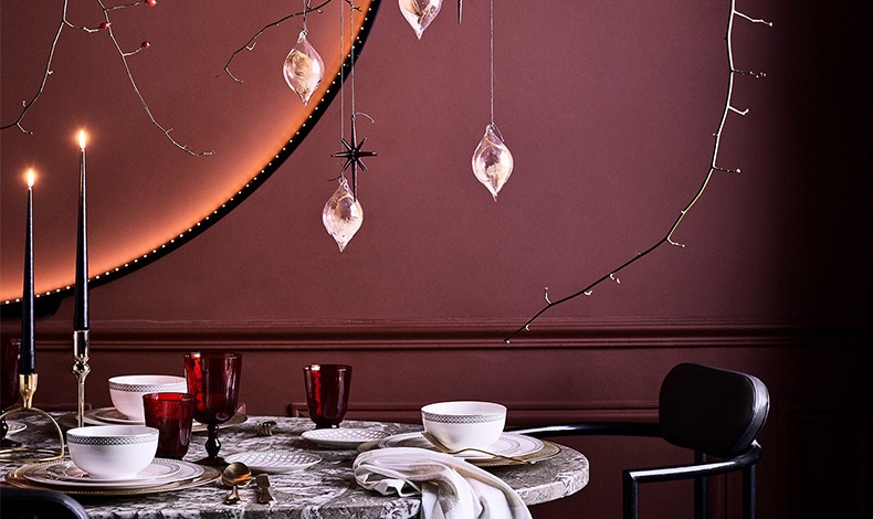Επειδή και το σπίτι μας θέλει? τα δώρα του! Το Zara Home έχει θαυμάσιες προτάσεις για τις γιορτινές ημέρες και όχι μόνο. Αν μάλιστα, χρησιμοποιήσουμε την Affinity Mastercard έως και τις 21 Δεκεμβρίου σε όλα τα καταστήματα του ομίλου Inditex, με κάθε αγορά, μπαίνουμε αυτόματα στην κλήρωση για μία από τις 50 δωροεπιταγές Ζara αξίας 100 ευρώ!