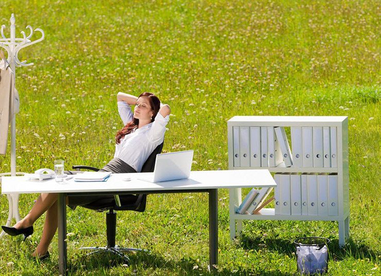 Δουλεύοντας έξω: Η νέα τάση εργασίας και τι πρέπει να γνωρίζετε