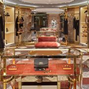 Πάμε μία βόλτα στην boutique των Dolce & Gabbana στο Παρίσι;